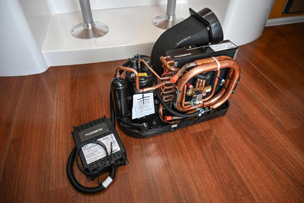 1. Das Herz der Anlage: Als kompaktes Modul findet die Kältemaschine Platz in mittelgroßen Stauräumen. Die Elektrobox ist per Kabel fest verbunden