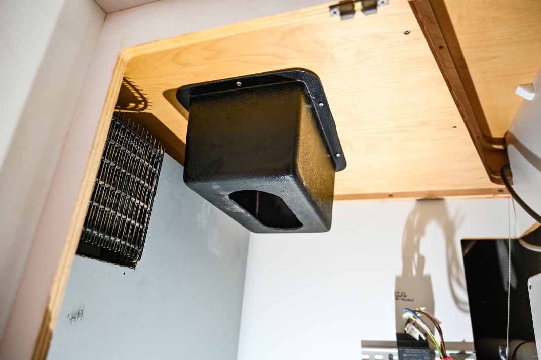 8. Luftkasten vormontiert:  Mit passend gebohrten Öffnungen wird der Kasten mit Holzschrauben über dem Auslassgitter installiert