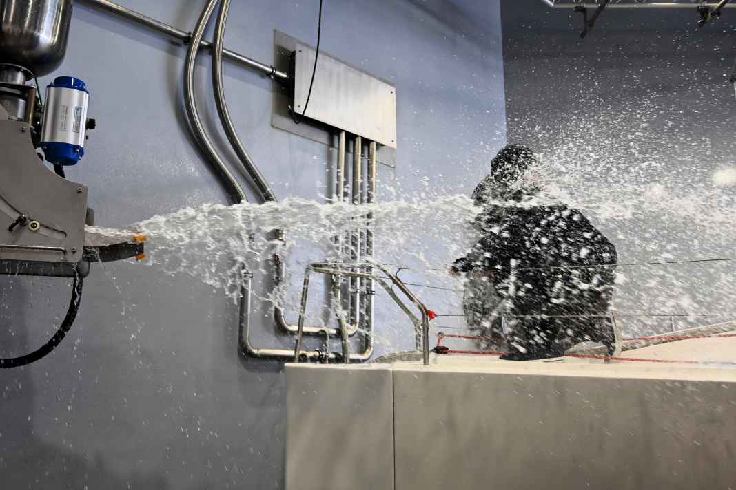 Decathlon's Offshore Pro series was extensively tested in the Raining Room, a wave and rain simulator. 450 litres per hour per square metre can hit the product.