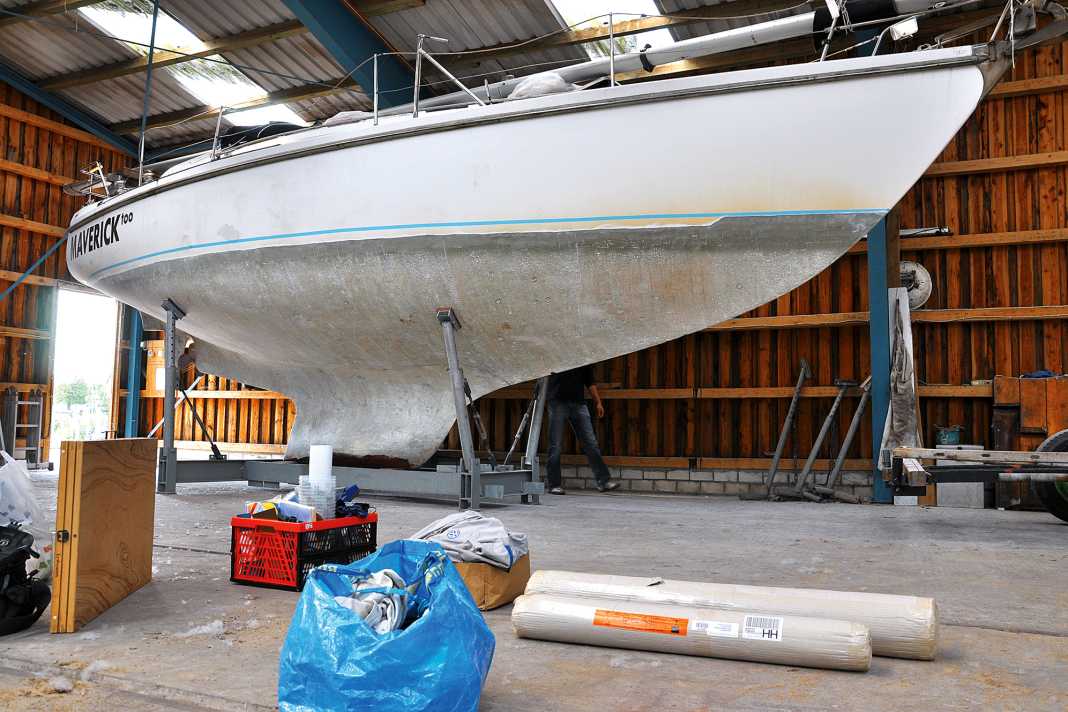 1 Six months later, the hull is dry and reconstruction can begin. The transition to the hull gelcoat was levelled with the random orbital sander. The hull should be thoroughly degreased before laminating