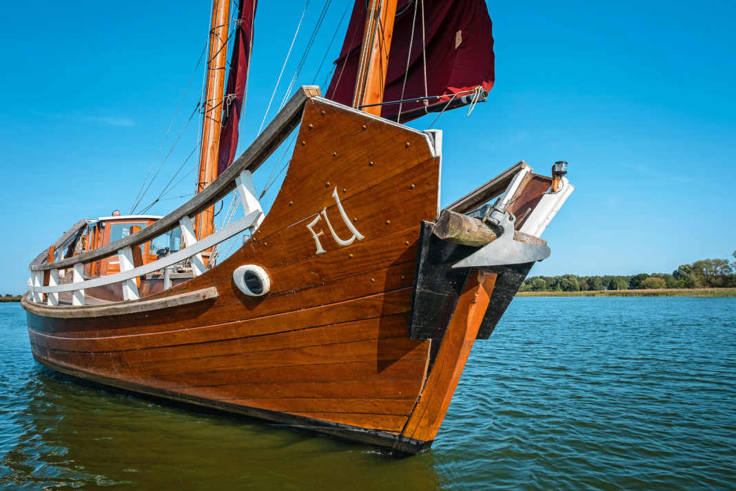 Typical: the ends of the boat are raised, two eyes on the bow are supposed to drive away demons