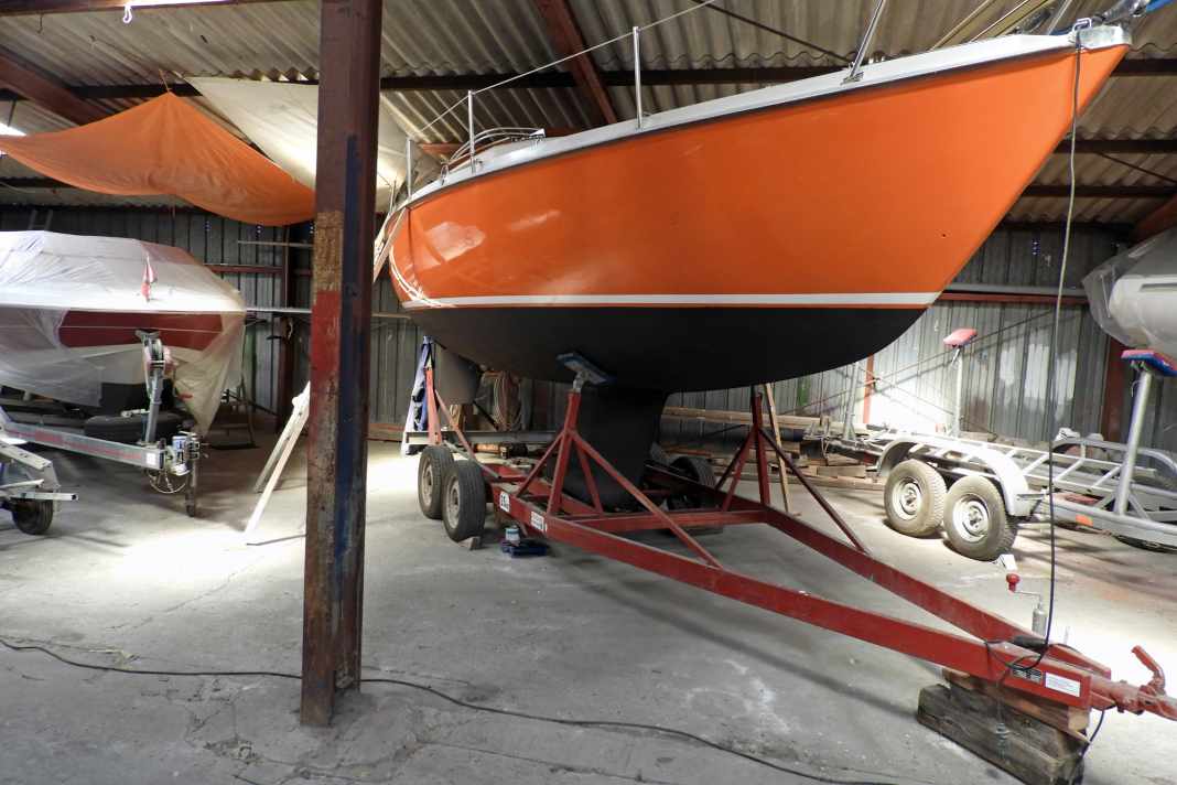 Das Überwasserschiff ist mit der durablen AWL-Grip-Farbe lackiert