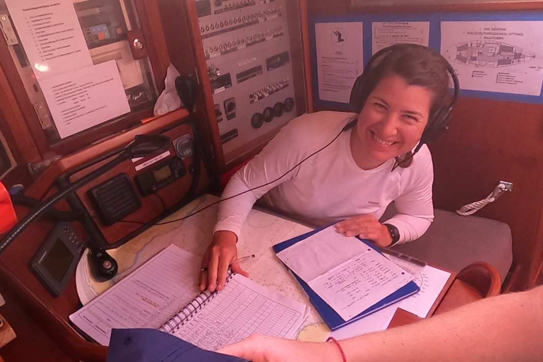 En forme à l'étincelle : Ebru Yaral à la table de navigation du Swan "Sterna" sud-africain