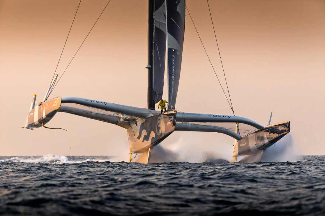 Mann zähmt Monster:  „Edmond de Rothschild“ mit dem schmalen  Hauptrumpf fliegt auf vier von sechs Foils