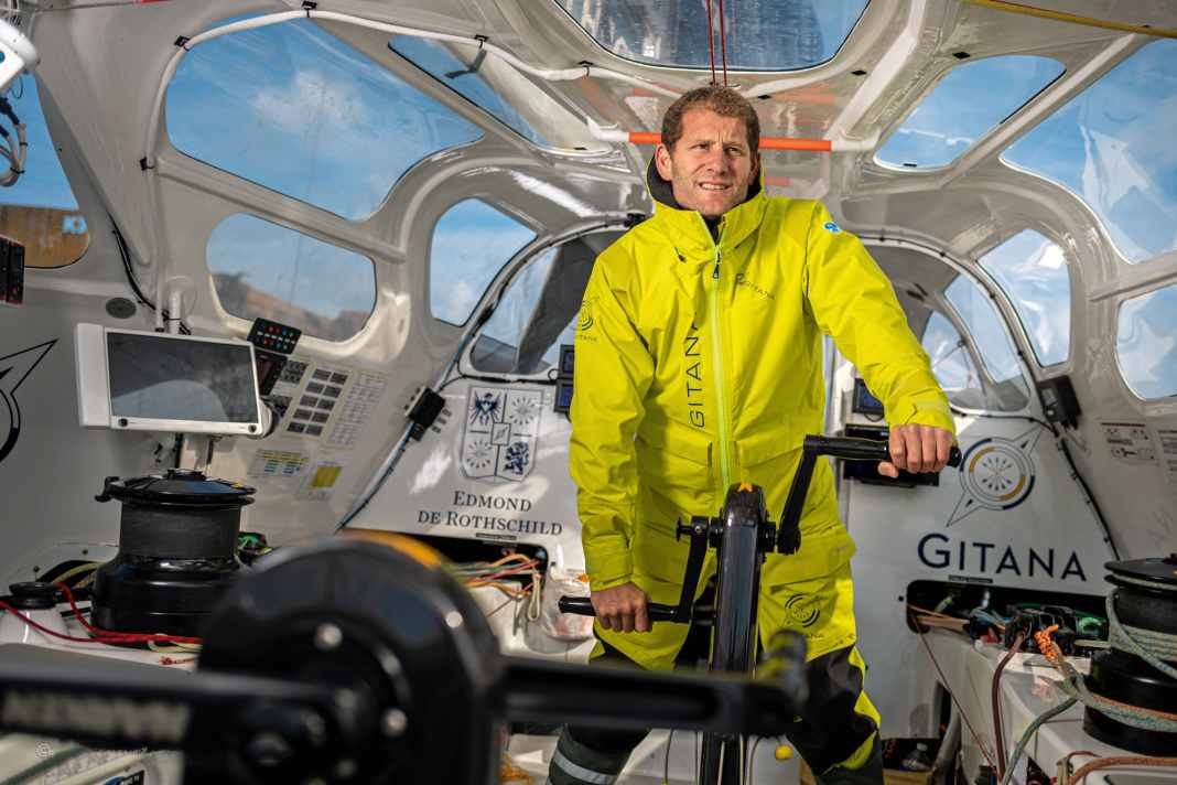 Charles Caudrelier im Cockpit seiner "Edmond de Rothschild"