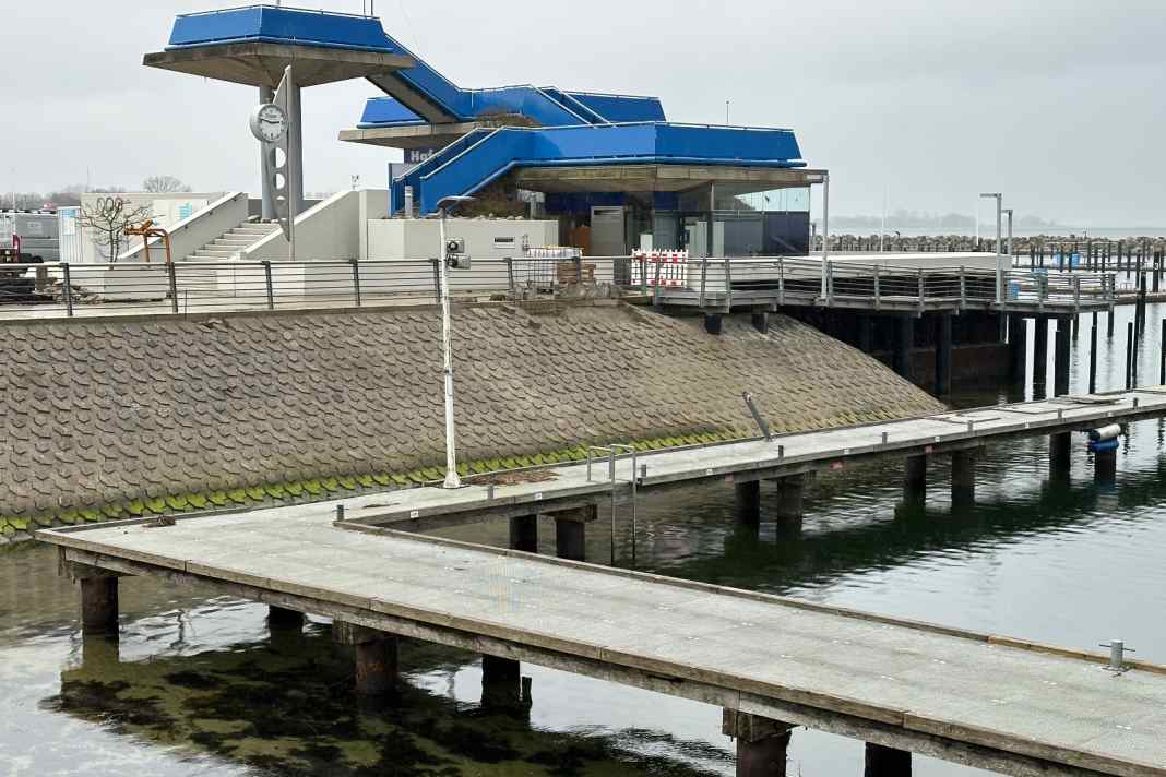 Le ponton du bâtiment de la capitainerie est déjà remis en place