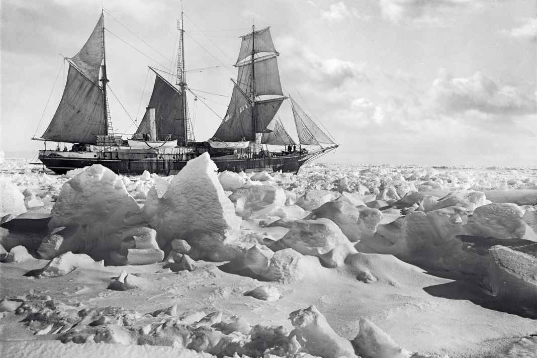 La goélette laboure la glace. Personne ne se doute encore de ce qui va se passer