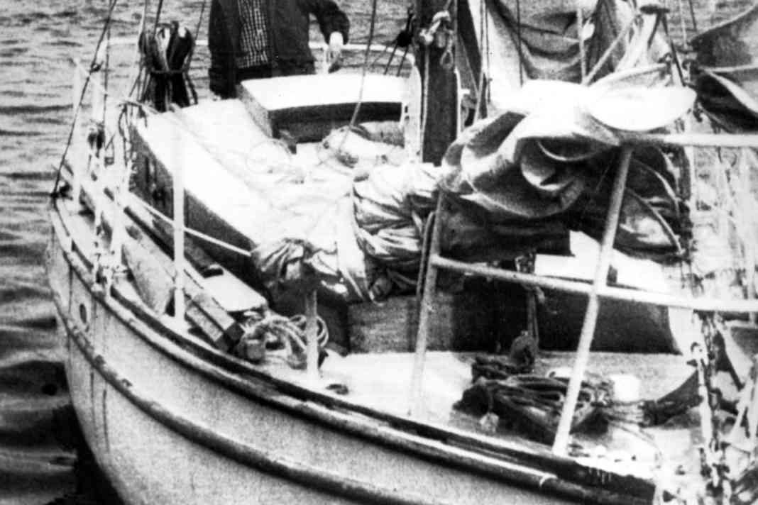 Wilfried Erdmann, damals 27, trifft nach seiner Weltumsegelung am Abend des 7.5.1968 im Hafen von Helgoland ein