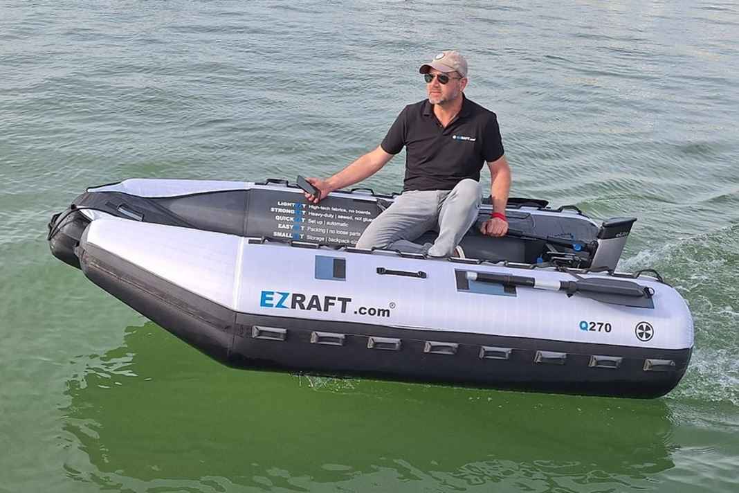 I nuovi modelli Q di EZ-Raft offrono un pozzetto, proprio come le derive tradizionali. Tuttavia, sono stati progettati per essere notevolmente più leggeri. La foto mostra il modello Q270.