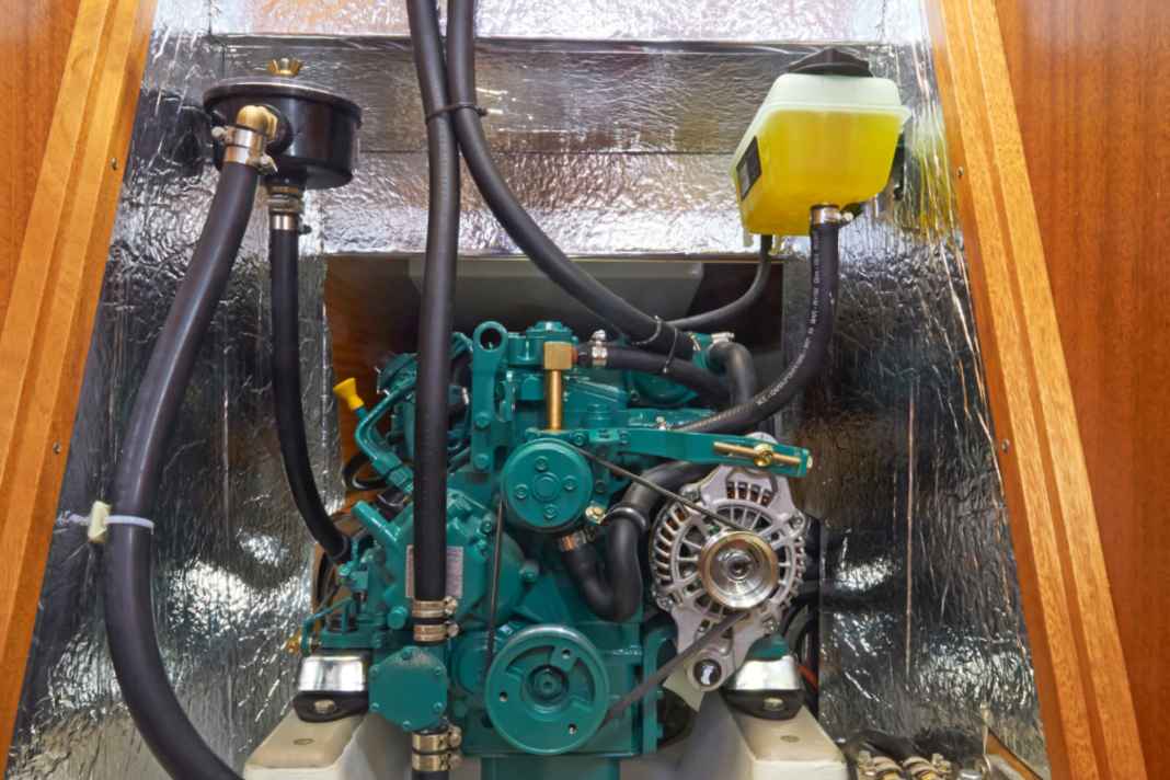 Antriebsmaschine: Sichtkontrolle der Maschine und wichtig: Vor und nach der Probefahrt ist ein Blick in die Motorbilge angeraten!