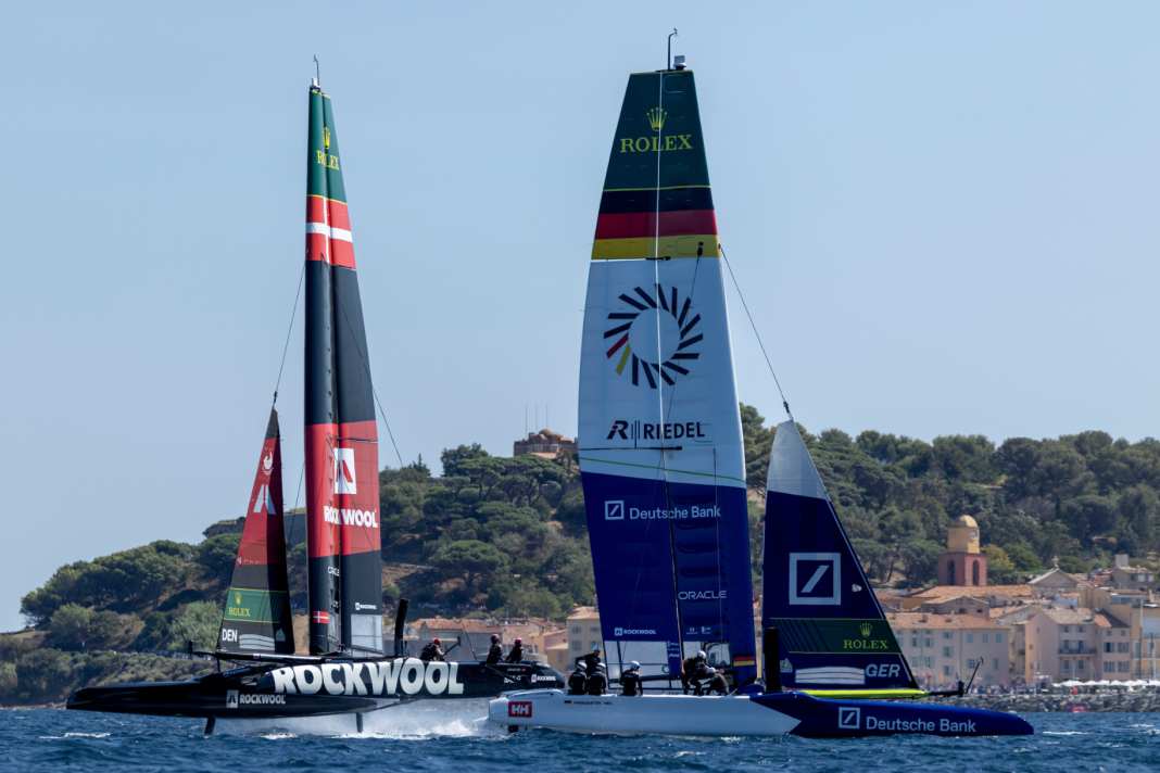 Team Germany und Rockwool Denmark vor der Kulisse von Saint-Tropez.
