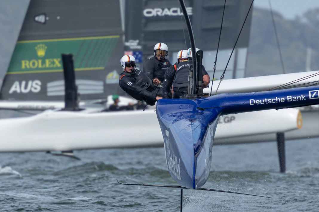 L'équipe Germany SailGP s'attaque au large de San Francisco avec le barreur Erik Heil à la barre.