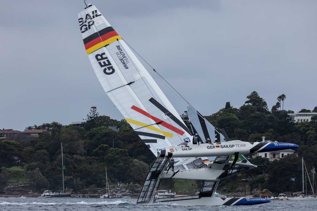 Kurz in Not: das Germany SailGP Team mit Fahrer Erik Heil nach verunglückter Tonnenrundung in Rennen 2