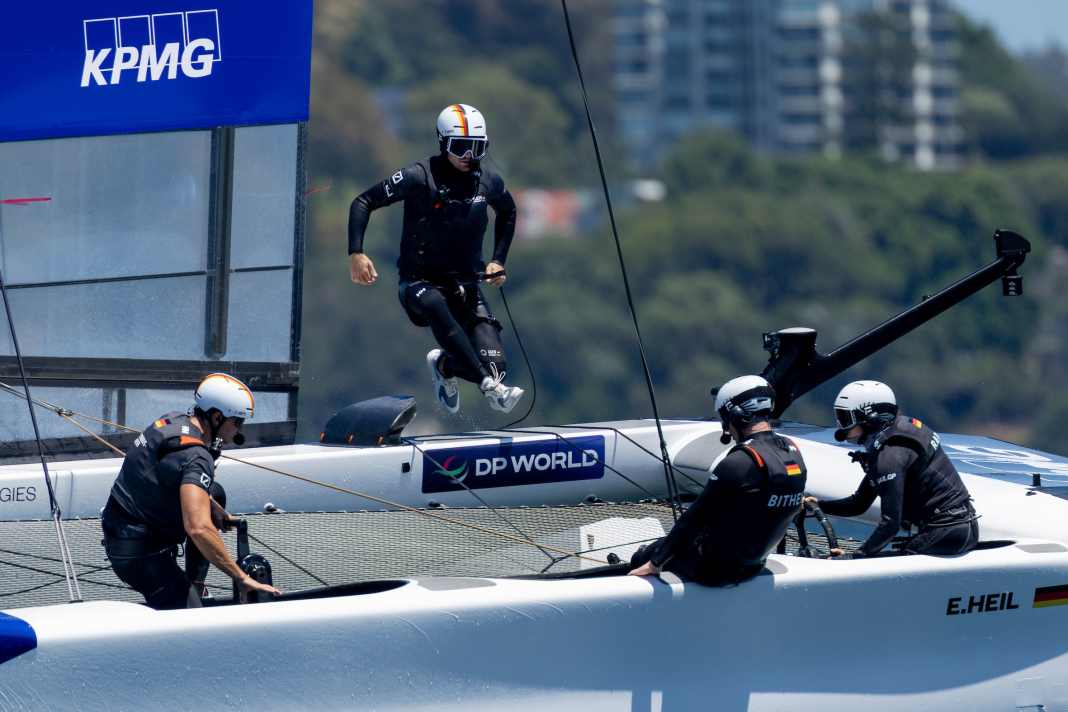 Le barreur Erik Heil et l'équipe de Germany SailGP lors de la course d'entraînement dans le port de Sydney