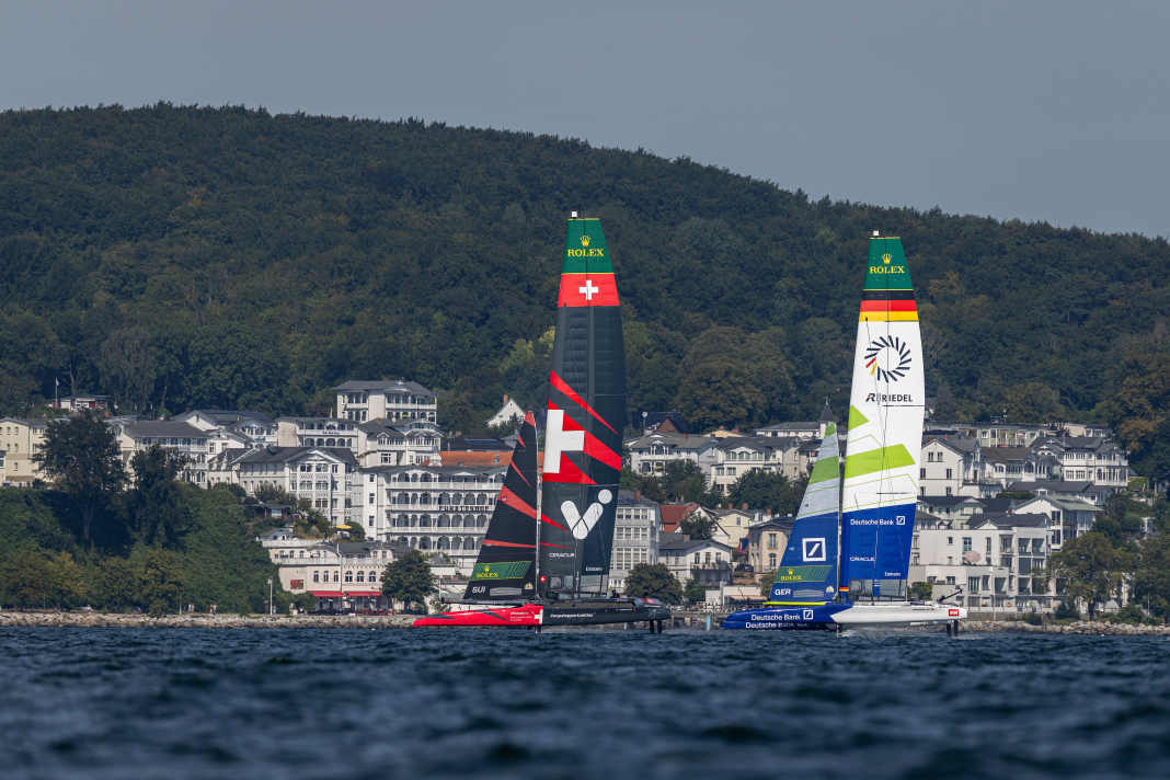 Das Germany SailGP Team und die Schweizer beim Training vor Sassnitz.