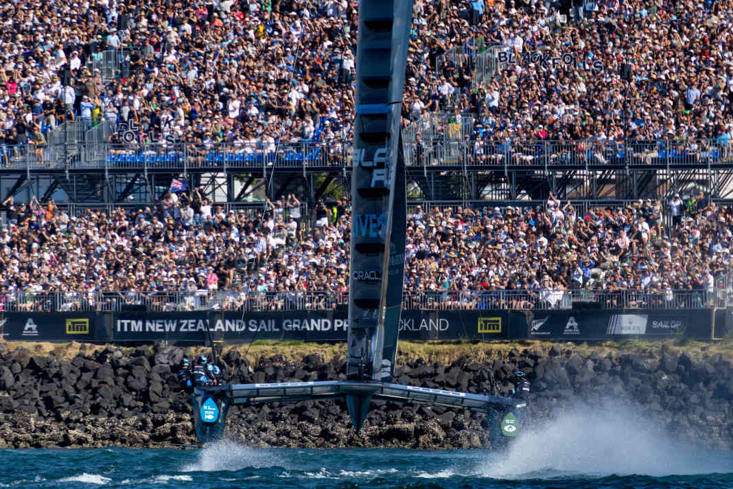 Eine Szene vom SailGP im neuseeländischen Auckland, wo die Teams vor spektakulärer Fan-Kulisse segelten. Auch Sassnitz bereitet sich mit einer XL-Tribüne auf die Deutschland-Premiere am 16. und 17. August vor.