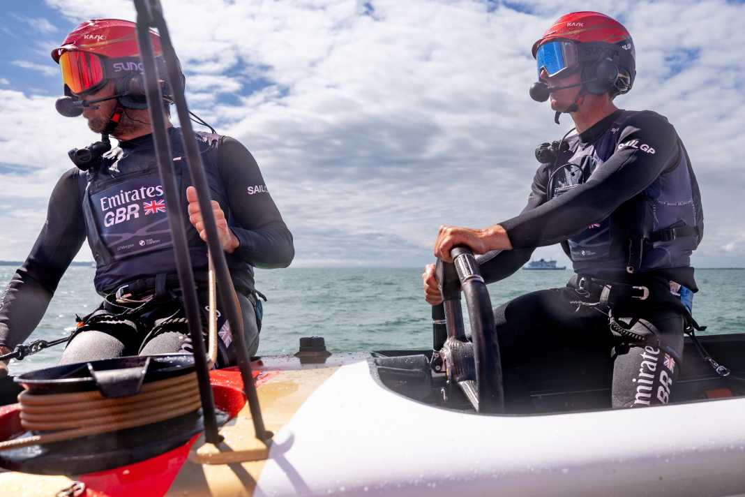 Der britische Steuermann Dylan Fletcher beim Training fürs Heimspiel in Portsmouth.