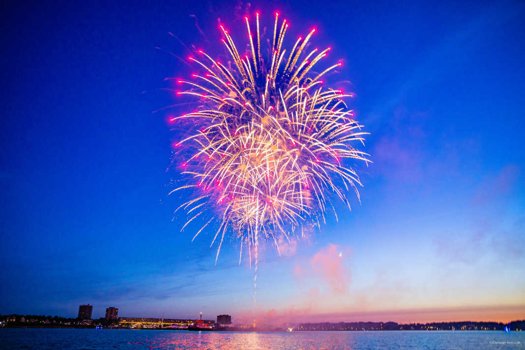 Das Feuerwerk über der Förde markierte die Halbzeit der weltgrößten Segelwoche