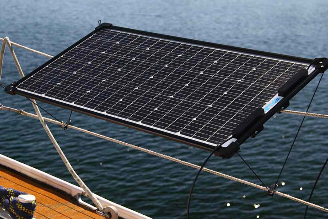 Das Solarmodul lässt sich stufenlos im Winkel verstellen.