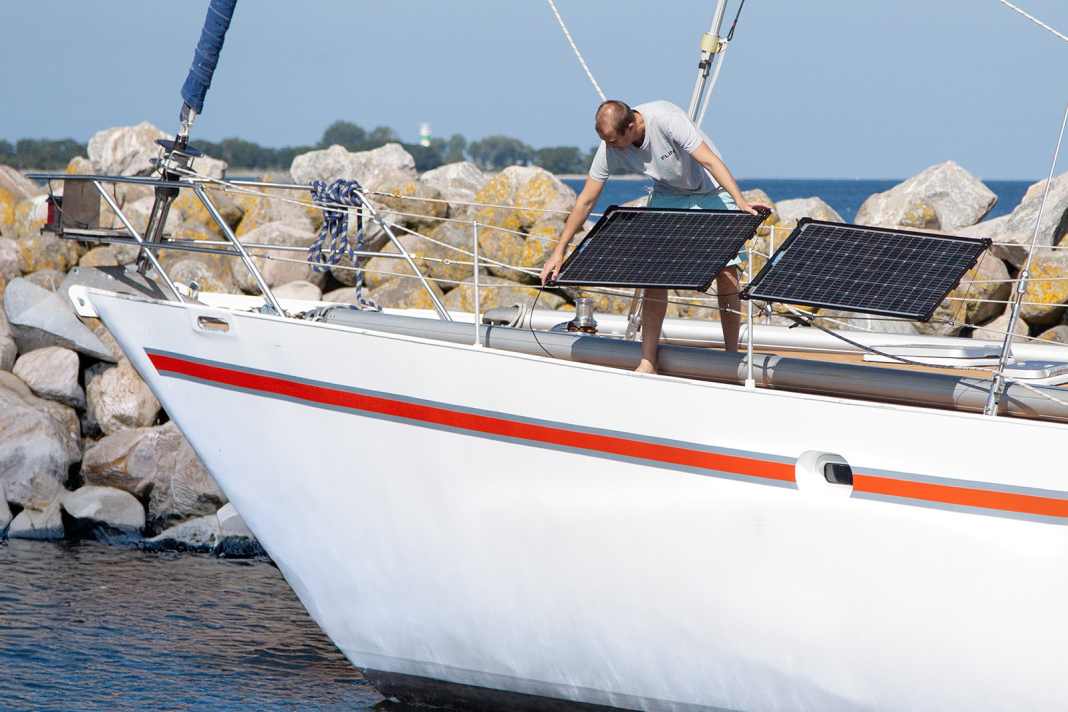 Les modules solaires peuvent être orientés vers le soleil pour un rendement maximal.