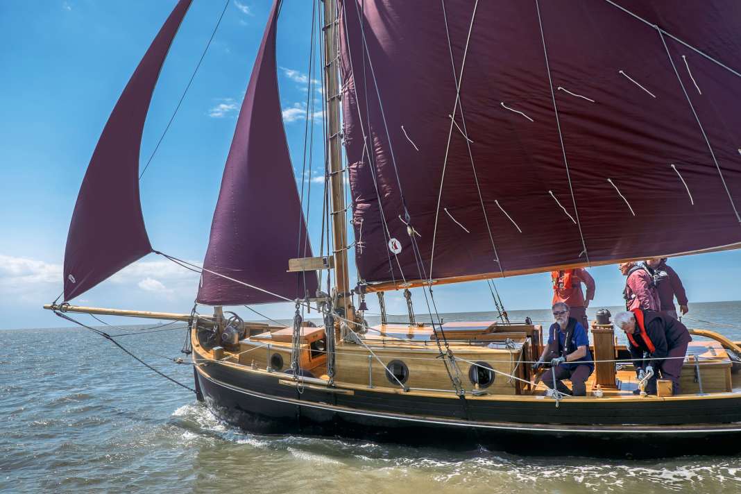 Fast wie früher: die „Forelle“ unter Segeln im schleswig-holsteinischen Wattenmeer