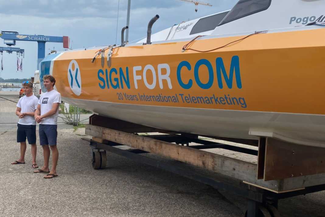 Lennart Burke und Melwin Fink bei der Taufe ihrer Class40 "Sign For Com" auf der Bootswerft Schach