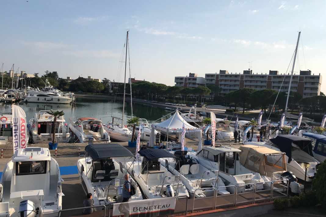 Il salone Nautilia offre barche usate a terra.