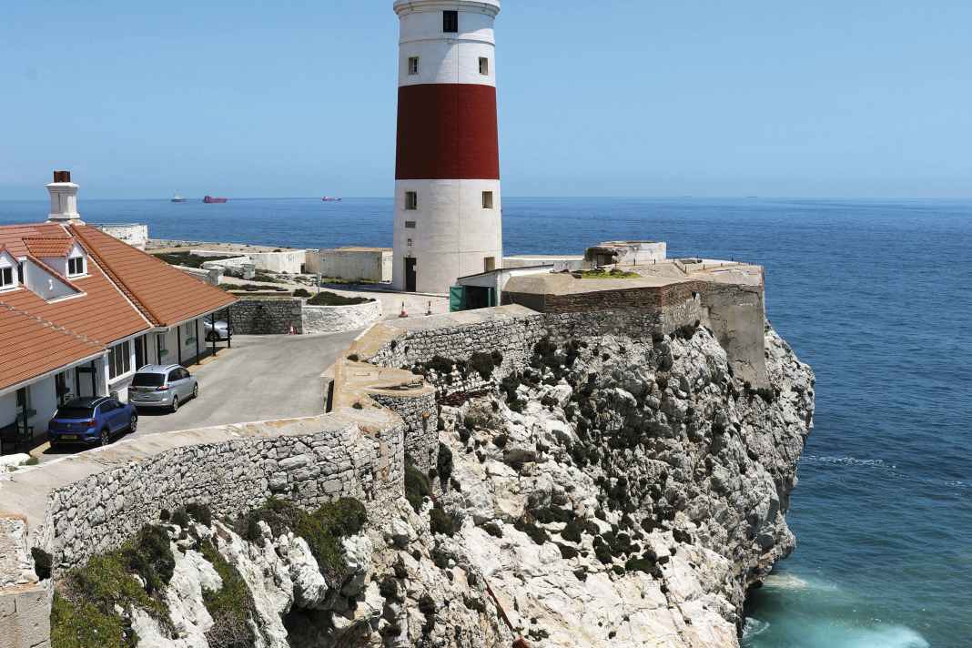 Con venti leggeri, una barca a vela aggira Europa Point a sud di Gibilterra. Il faro è un suggestivo punto di riferimento