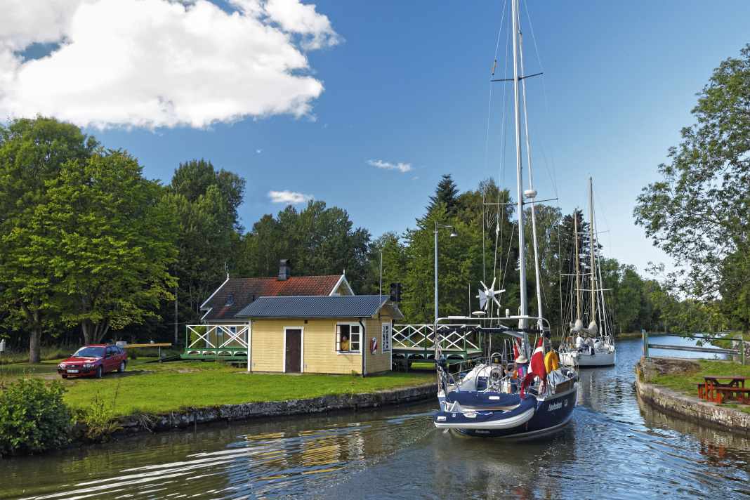 Zig Schleusen und Brücken säumen den Weg, wie hier auf dem Göta-Kanal bei Stångs bro