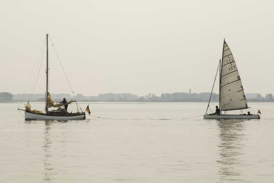 The wind has run out of steam. On the Elbe, under engine and under tow into the harbour