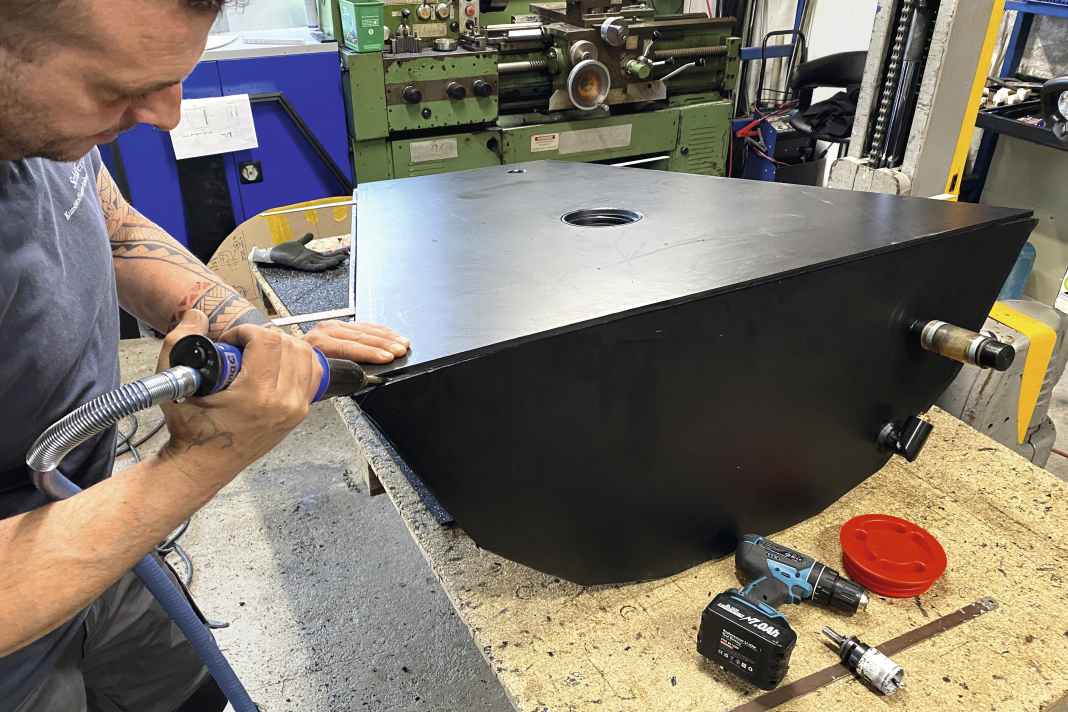 Schweißen eines Kunststofftanks, der exakt dem  Vorschiff einer 36-Fuß-Yacht angepasst wurde