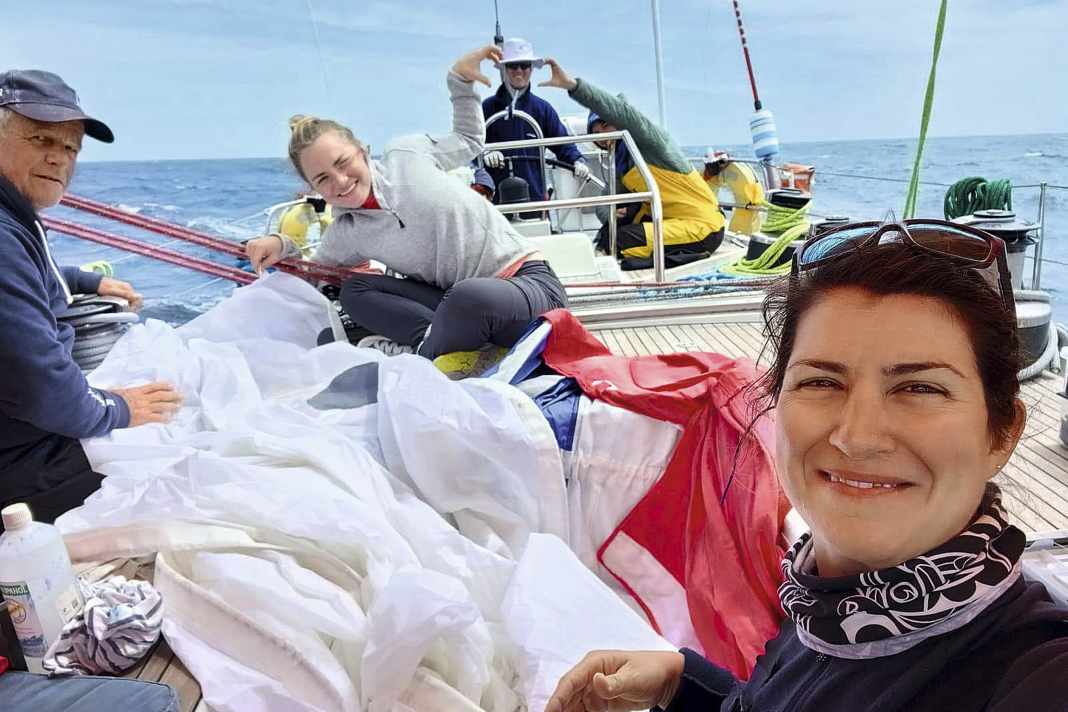 Im Team um die Welt. Ebru Yaral aus Hamburg (r.) mit Teilen der Crew an Deck der Swan „Sterna“