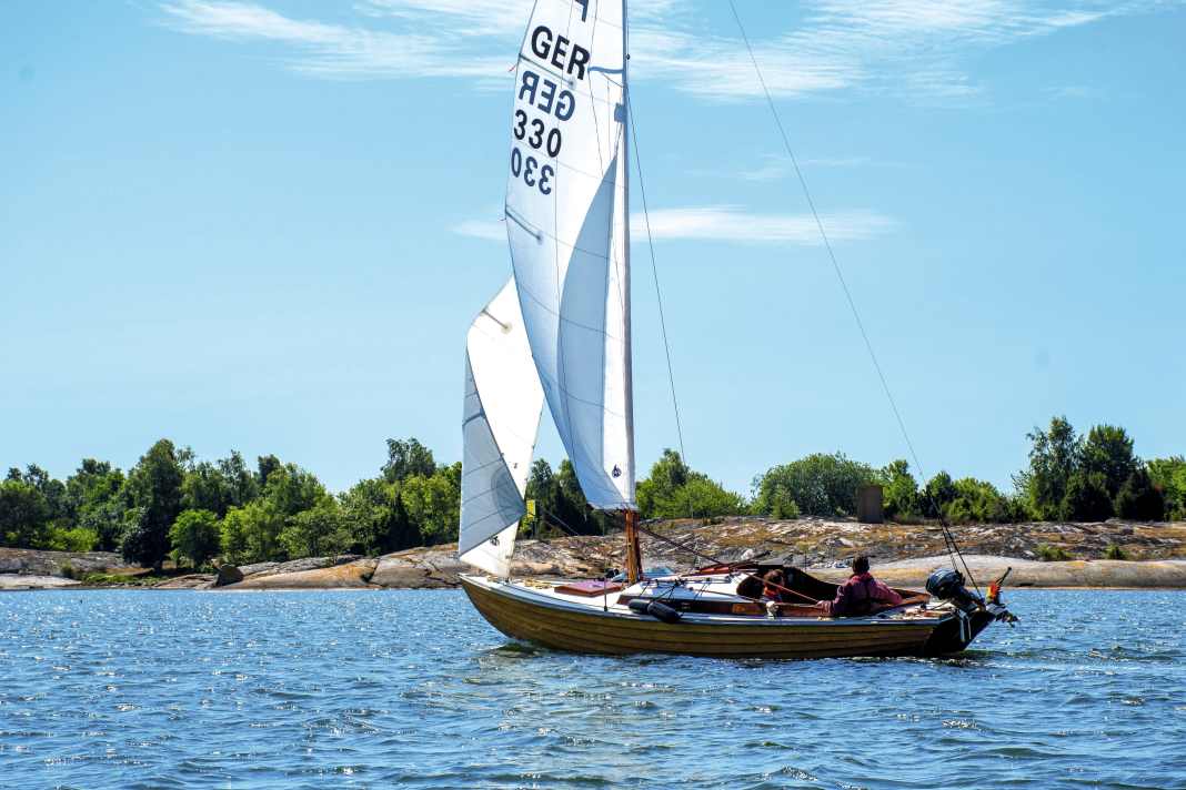 Davanti al vento, "Frieda" si precipita davanti a Norra Bollö, uno degli innumerevoli skerries a sud-ovest di Karlskrona.