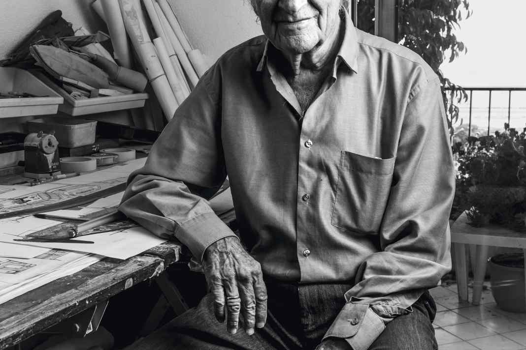 Robbert Das at his workplace in the south of France. He drew countless ships into old age and then sent the pictures by post