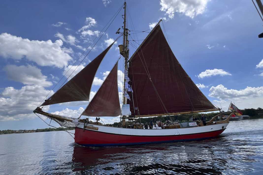 La "Dagmar Aaen" al "cast off" di ieri