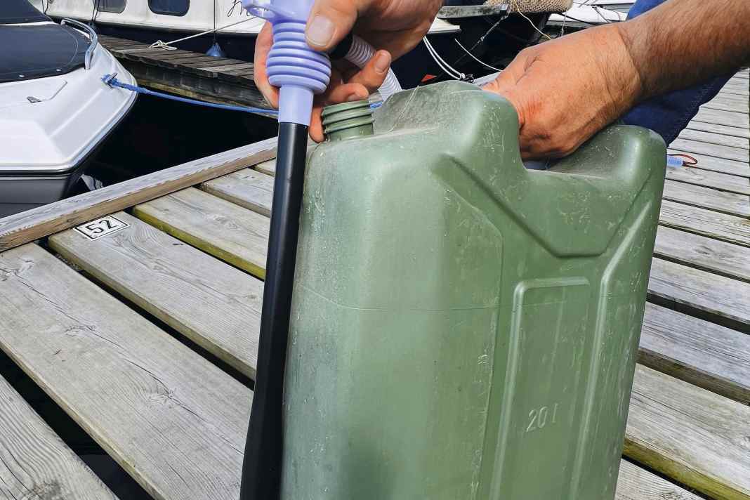 The suction pipe of the pump is too short for a canister of this size. When refuelling, you therefore have to hold it at an angle towards the end, but there will still be some petrol left in the canister at the end