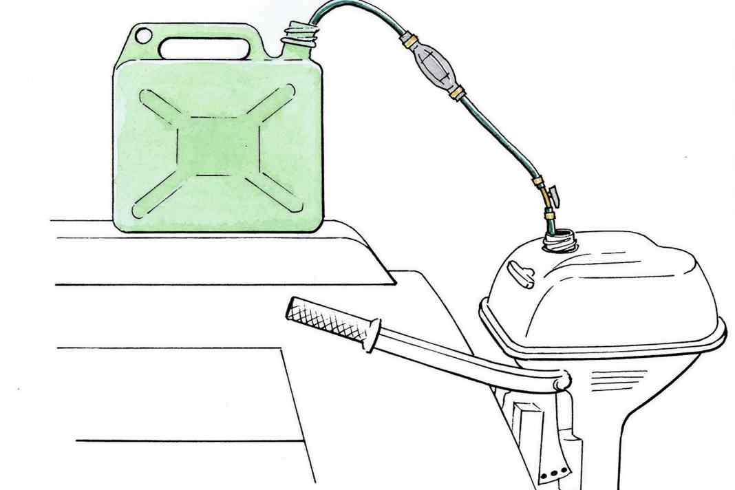 Locked: We have installed a shut-off valve at the end of the hose fitted with a pump ball; this allows fuel to be transferred without spilling. When the tank is full, you close the tap, hold the filling end in the canister, pull the suction end upwards and then simply pump the hose with the bellows empty. (Hans Mühlbauer, Augsburg)