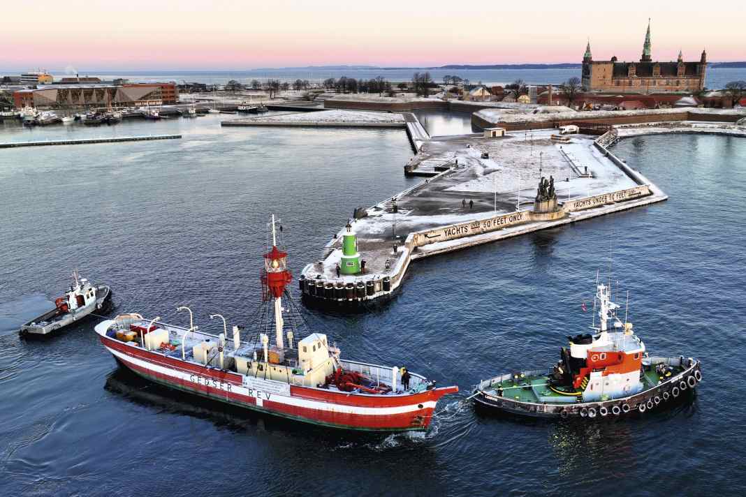 Winterreise: Die „Gedser Rev“ wird aus dem Hafen von Helsingør bugsiert, um die Fahrt  zur Werft in Hvide Sande anzutreten.