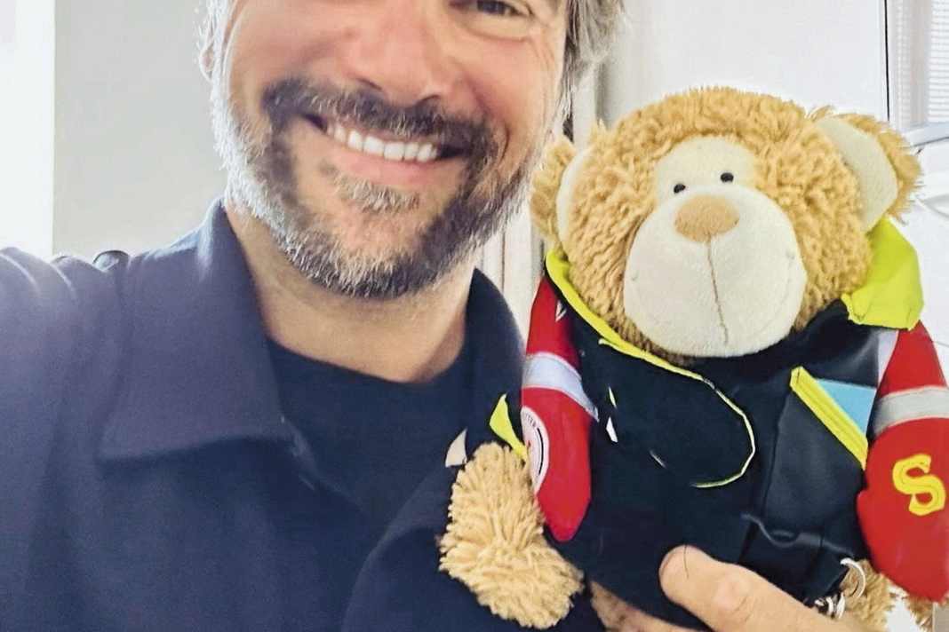 Boris Herrmann mit Teddy Alphonso - stilecht mit Ölzeug