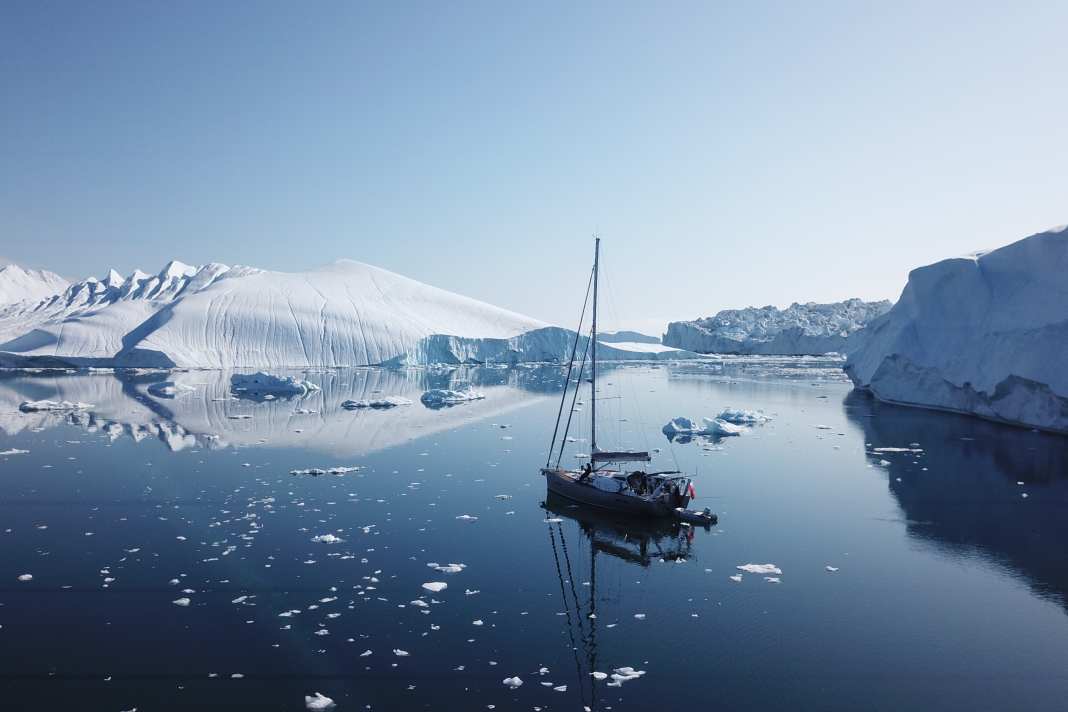 Entre icebergs et banquise : Trois équipages internationaux ont navigué dans le passage du Nord-Ouest durant l'été 2024.