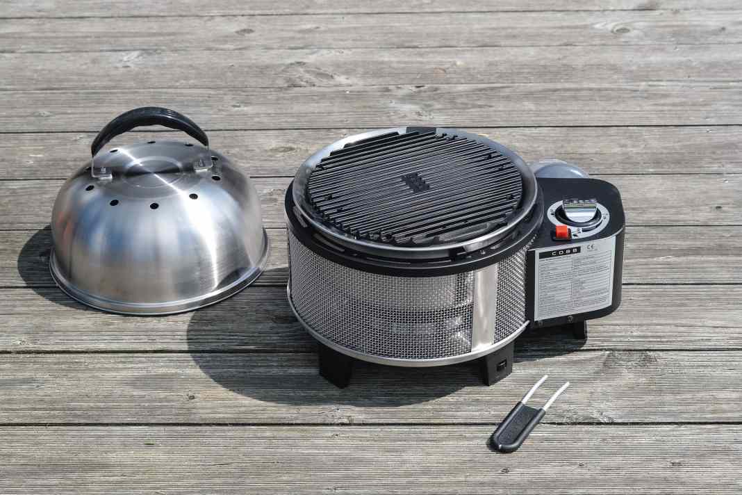 Der Cobb-Grill bleibt außen vollständig kalt. Dank Deckel wird selbst Gemüse oder auch Fleisch in größeren Stücken schnell gar.