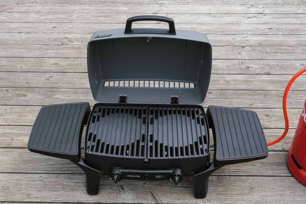 Der größte Grill im Test hat einen Deckel mit Thermometer und Arbeitsfläche an den Seiten.