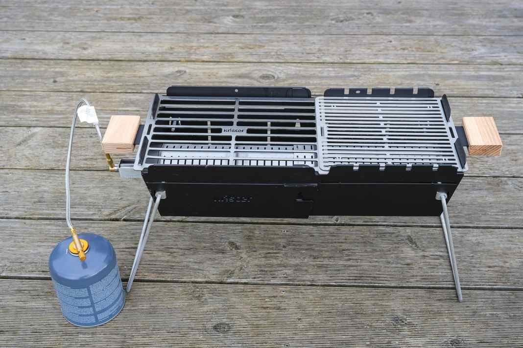 Der Knister Grill kann zum Verstauen zusammengeschoben werden. Es gibt auch eine Relinghalterung.