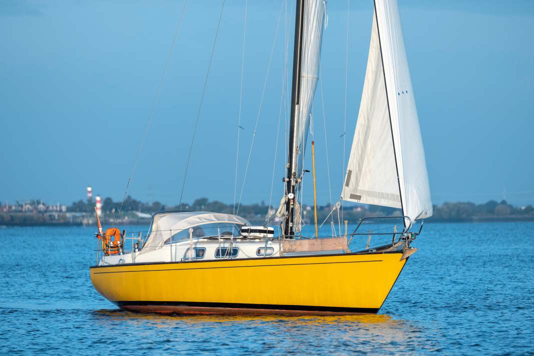 This is not paint, but the original gelcoat from 1975. Despite its age, the test boat was in immaculate condition