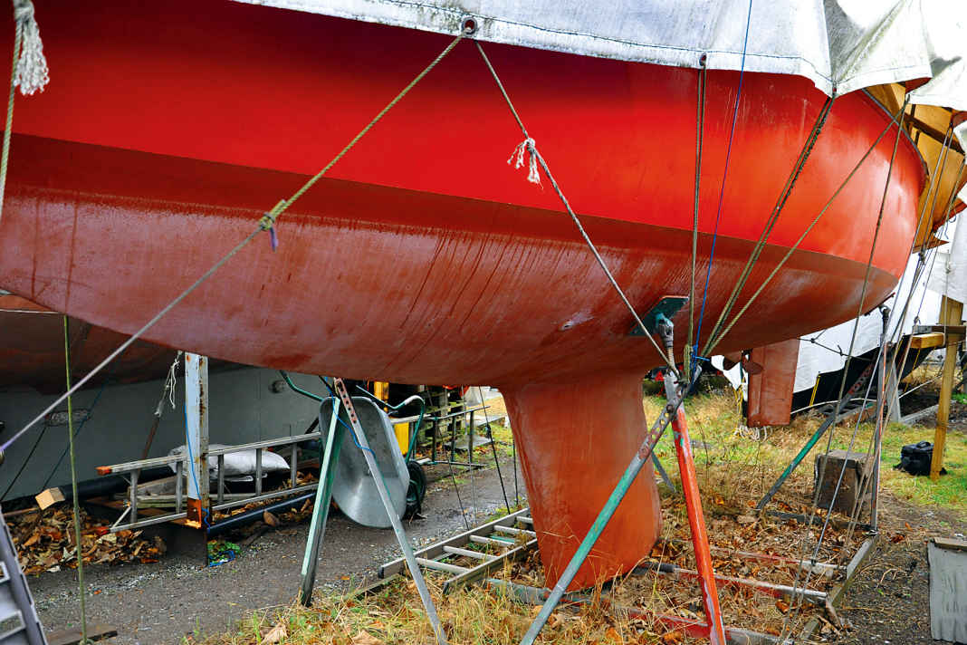 Frighteningly delicate: the supports are too thin and their fixation is questionable
