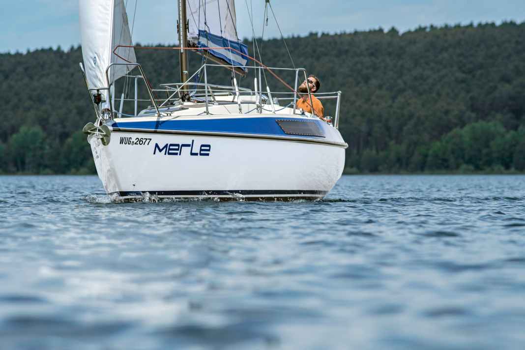 Zweizügige Reling, fünf Kojen, viel Platz unter dem Hubdach, und alles auf nur sieben Metern. Das erste Segelboot der vormaligen Fensterbaufirma eroberte den Markt im Sturm