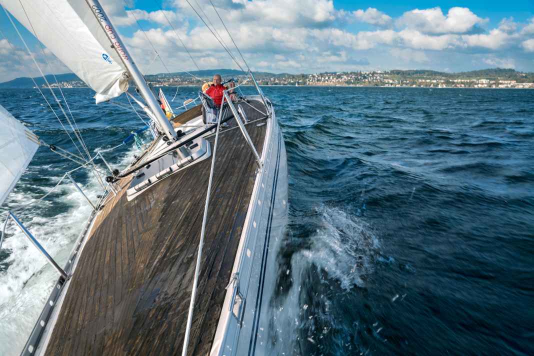 Geringe Breite, gute Sicht nach vorn und Selbstwendefock: Die Aphrodite 101 ist fürs Kreuzen gebaut