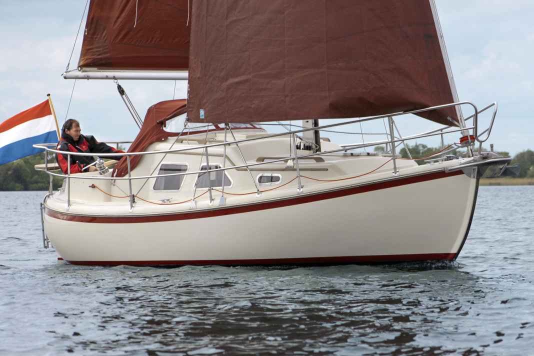 Rond et craquant : le petit yacht se distingue sans le vouloir. Ce qui le rend sympathique