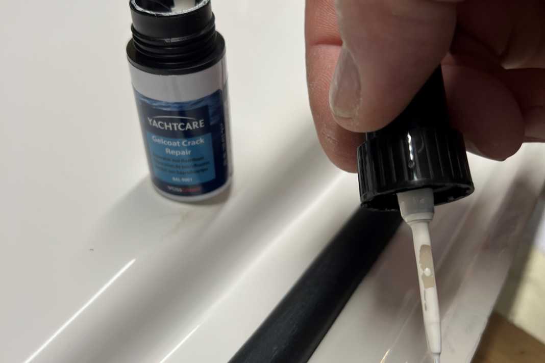Notre réparation époxy sur le couvercle d'une caisse de bateau était pratiquement invisible après le séchage de la peinture.