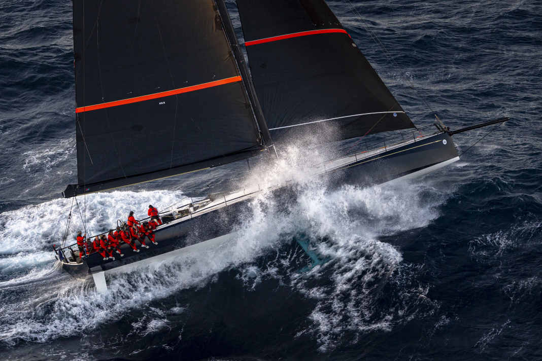Die ClubSwan 80 „My Song“ schießt auf den Giraglia-Felsen zu